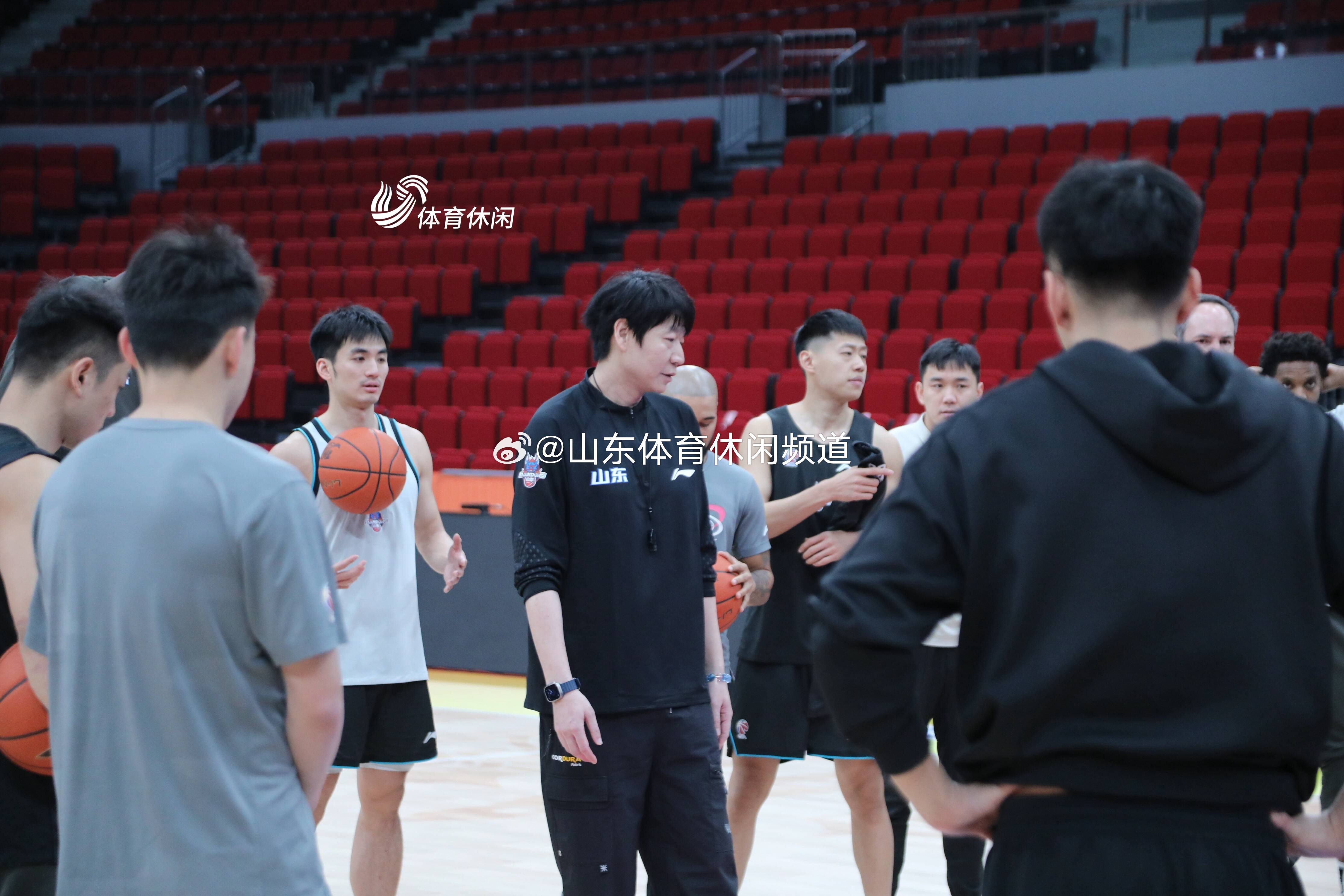 关键时刻体能课后，山东男篮外线爆发备战NBA季后赛，球迷炸锅，细节决定成败的简单介绍-爱游戏网页登录入口